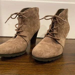 Light grey/greige boots